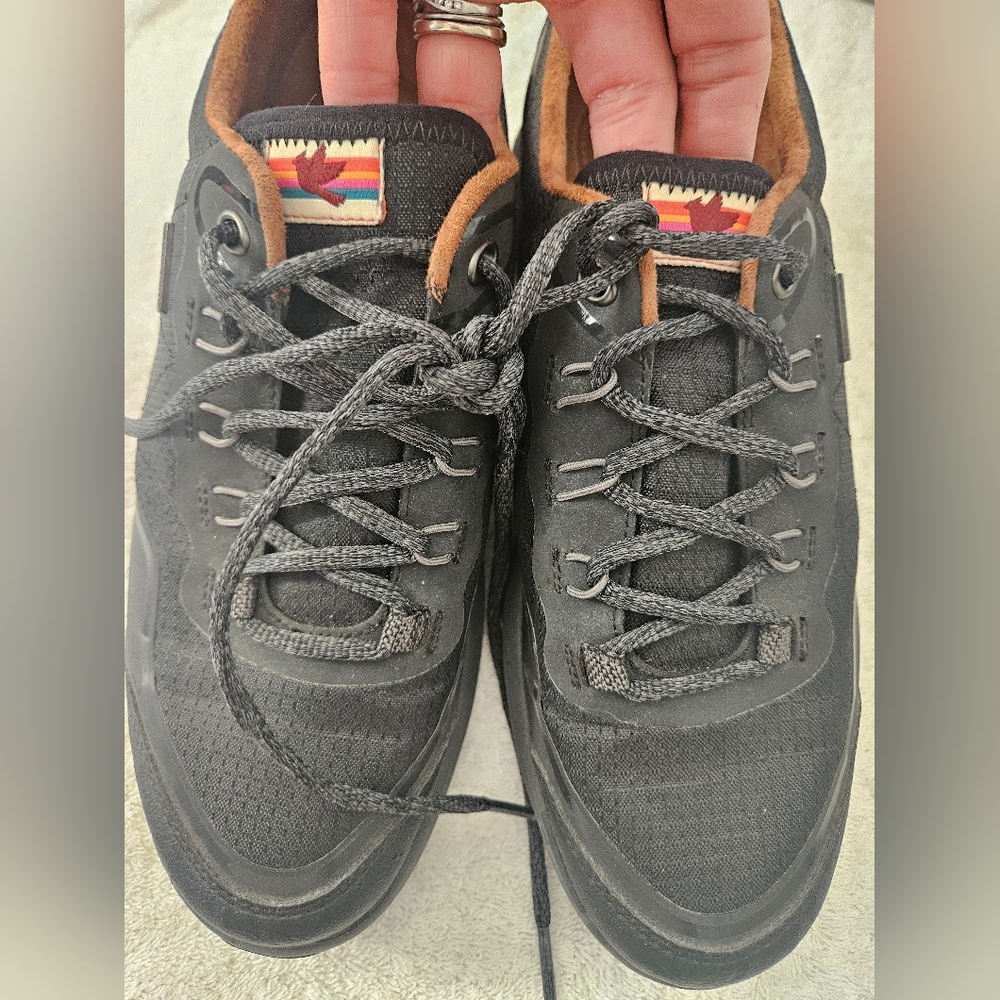 Cobb Hill Women’s Skylar Waterproof Walking Sneaker Black Brown EUC Size 9.5